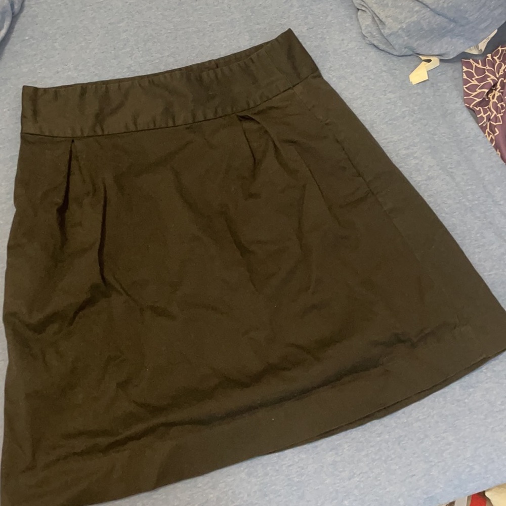 Short black skirt with pockets